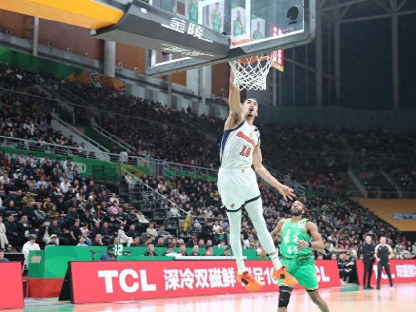 酸死了,辽宁电台解说吐槽广东靠外援,官媒跟自媒体已经没区别了