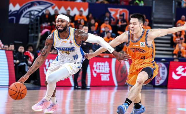 世界杯app下载-CBA争冠形势大变！两大豪门轰然倒下，上海成搅局者，黑马俯冲前4