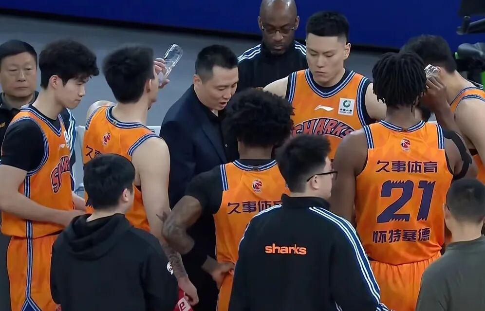 世界杯手机直播-上海男篮17分大胜,王哲林25+10生涯总得分破万,洛夫顿30+10